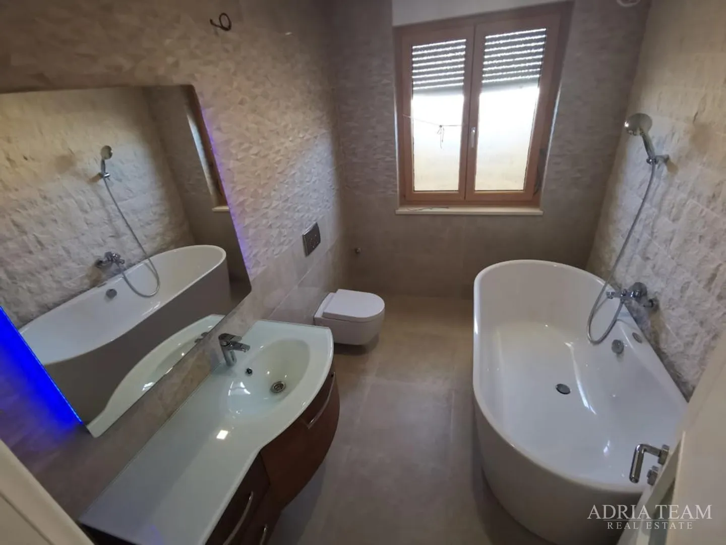 luksuzni apartman - 1. red do mora - slika 18