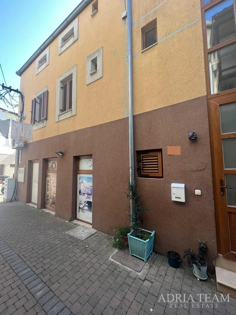 kuća u nizu s apartmanom i poslovnim prostorom, izvrsna lokacija i investicija - pirovac, centar - slika 5