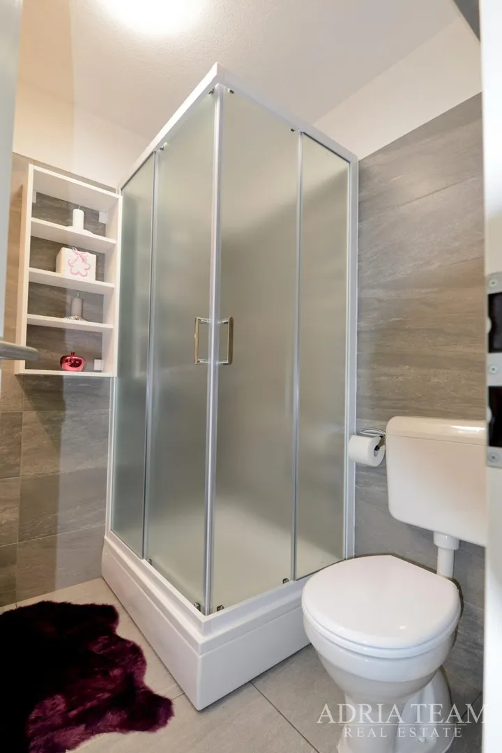 apartman u suterenu s bazenom i velikim vrtom - privlaka - slika 27