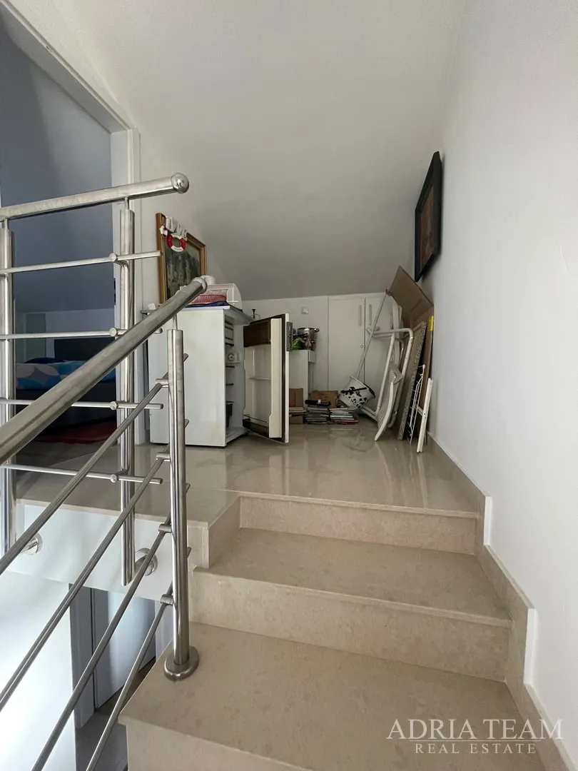 troetažni apartman u stambenoj zgradi - vrsi - slika 19