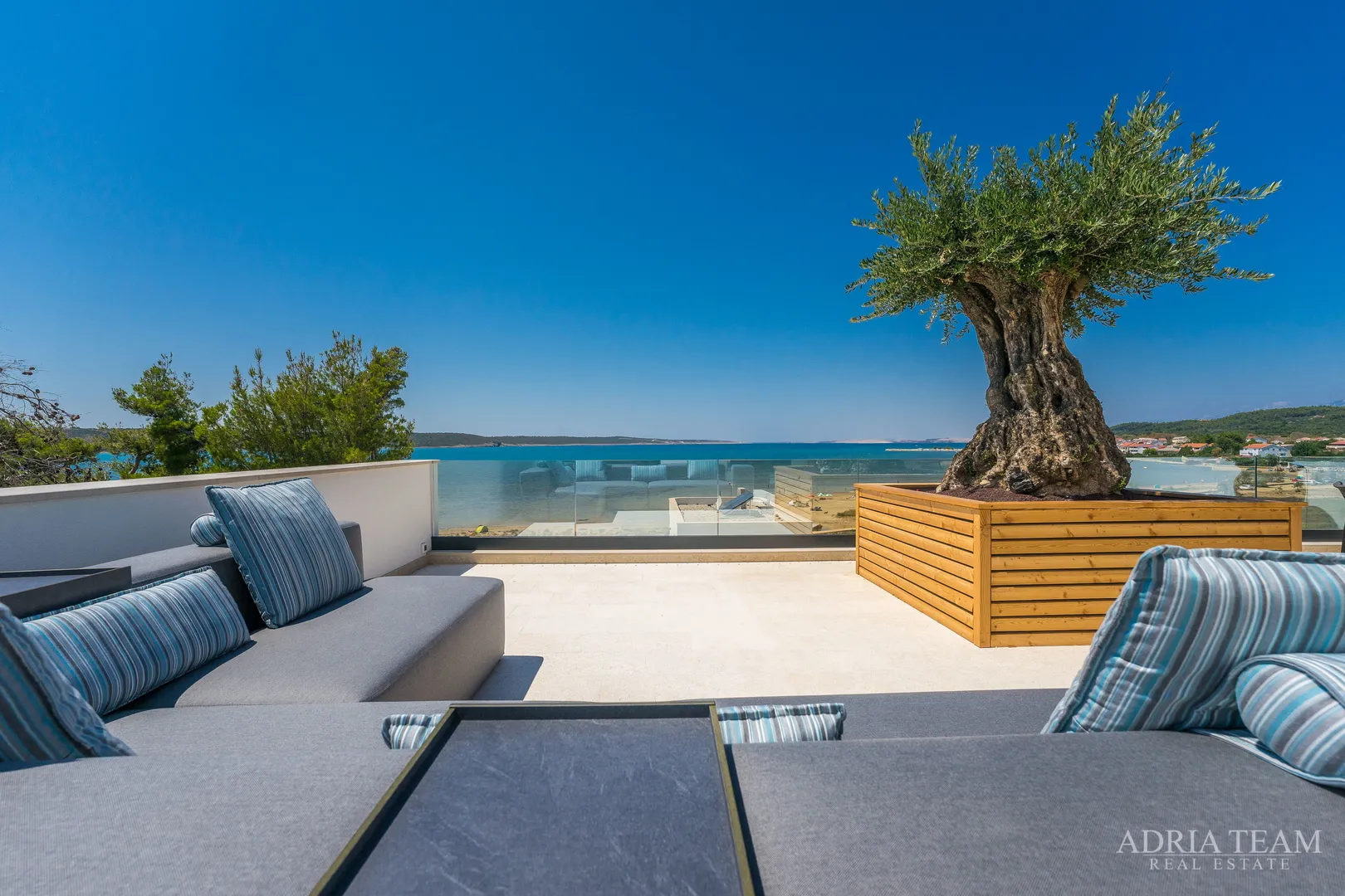vila u drugom redu do mora - ljubač - slika 26