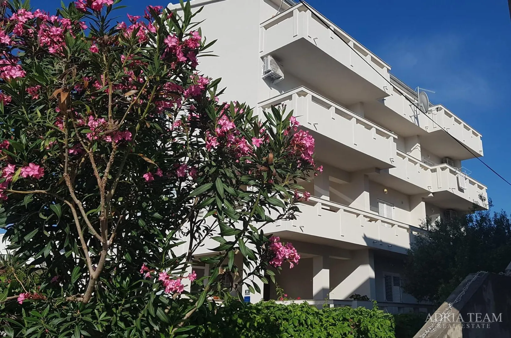 kuća s deset stambenih jedinica blizu centra s pogledom na more - novalja, pag - slika 3