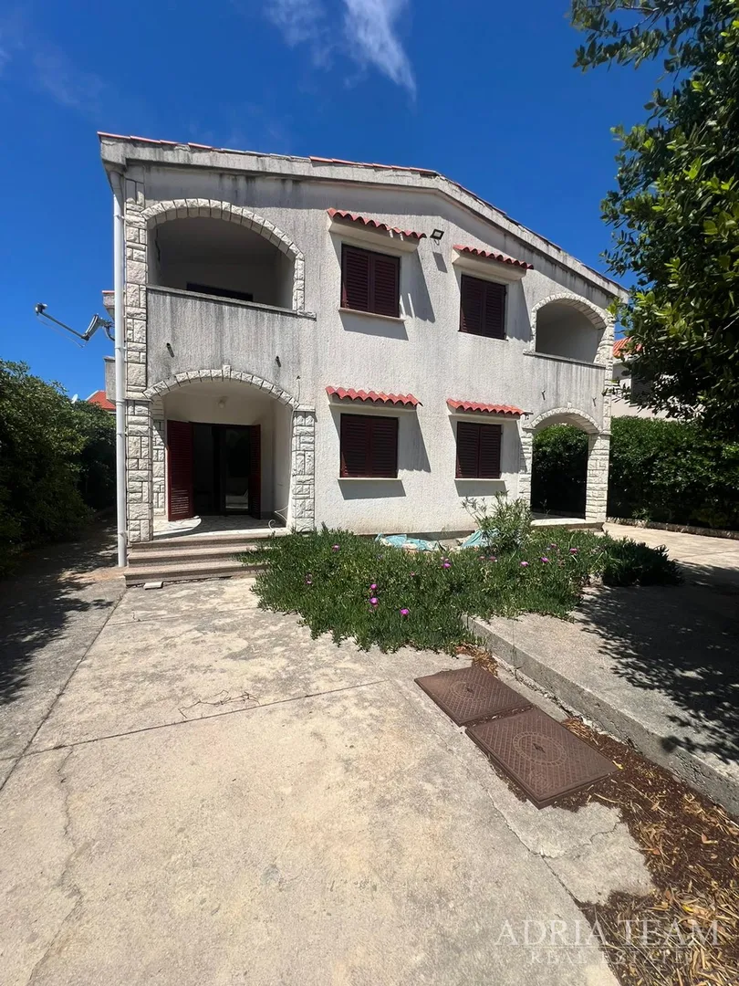 polovica kuće s tri apartmana, izvrsna pozicija! 140 m od plaže, povljana - pag - slika 4