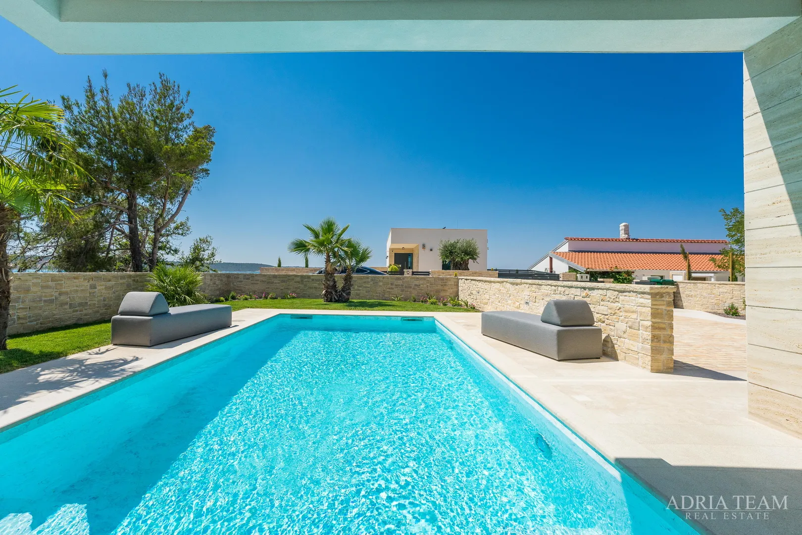 vila u drugom redu do mora - ljubač - slika 35