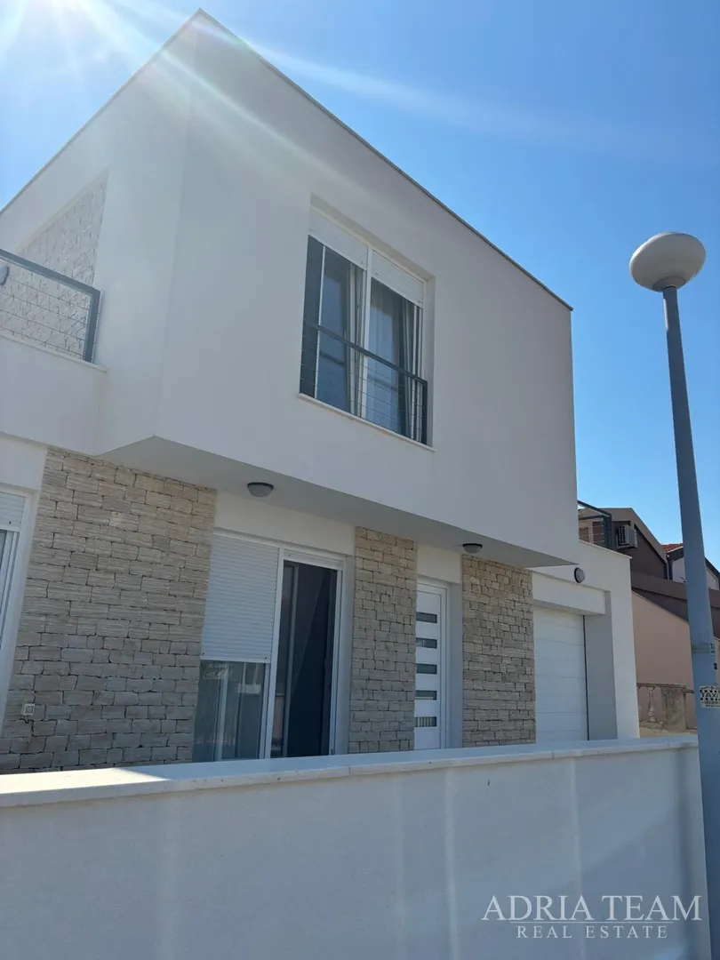 kuća s garažom te otvorenim pogledom na more i planine - vir - slika 3