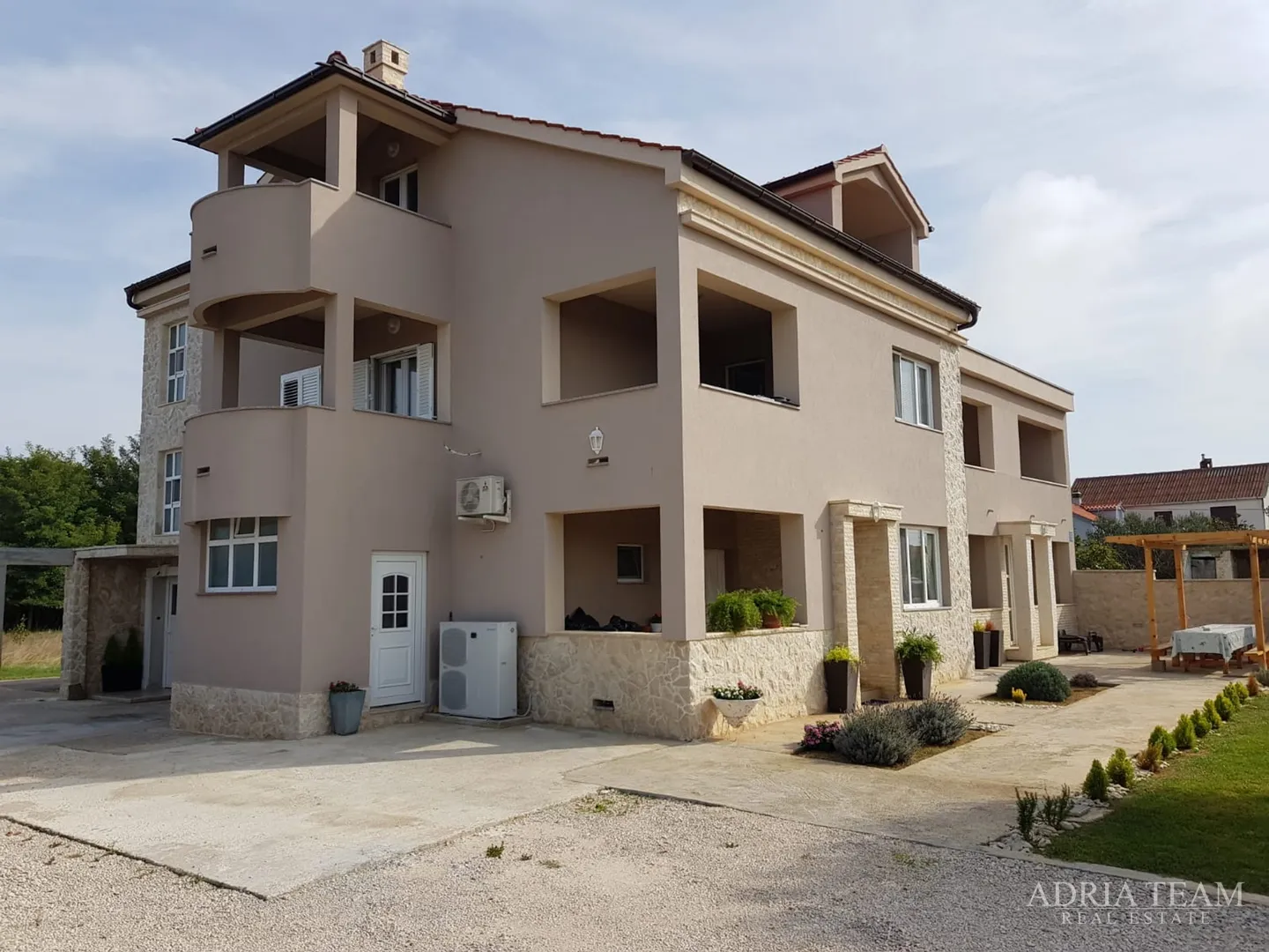 Apartmanska Kuća Sa 7 Apartmana, Privlaka