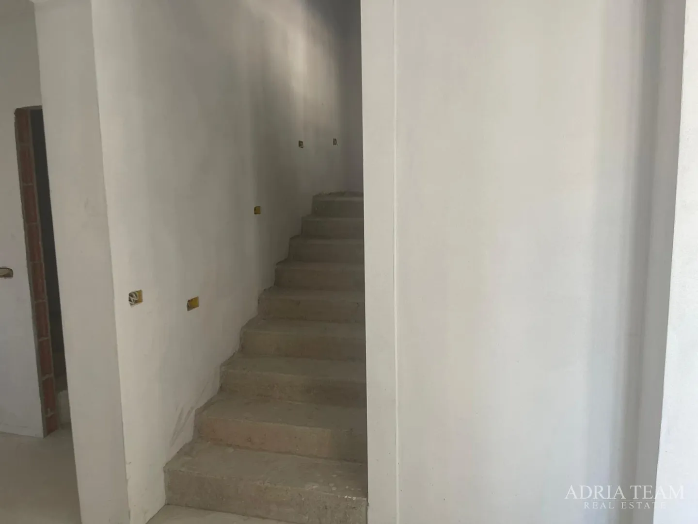 vila s bazenom u novogradnji - zaton - slika 24