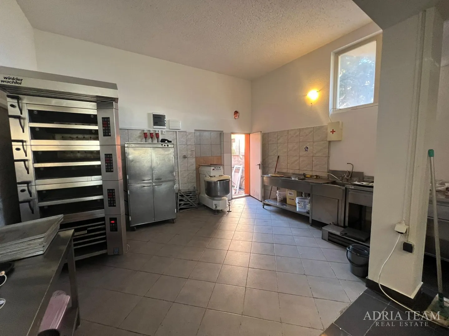 renovirana kuća s poslovnim prostorom (restoran i pekara) - nin - slika 13