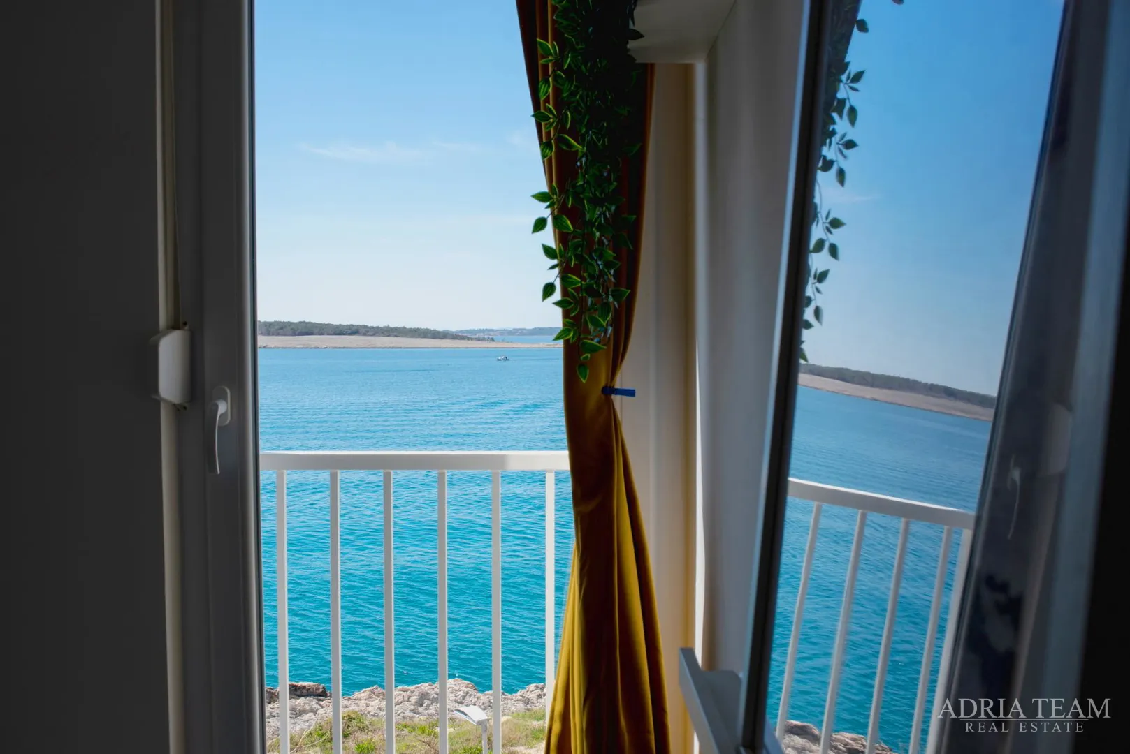 dvoetažni apartman u prvom redu do mora, plaža odmah ispred zgrade - povljana, pag - slika 23