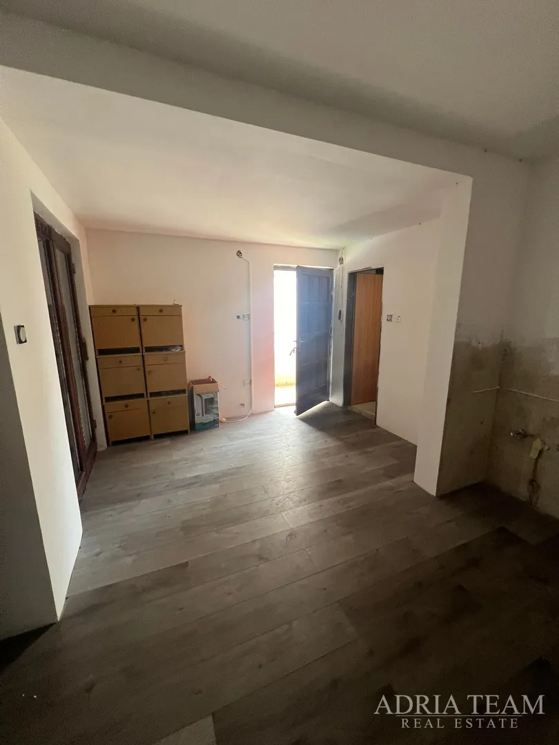 polovica kuće s tri apartmana, izvrsna pozicija! 140 m od plaže, povljana - pag - slika 31