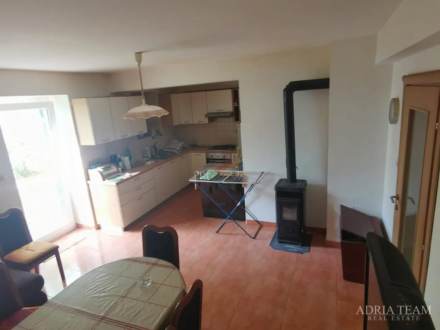 kuća s 3 apartmana i velikom okućnicom - poljana, ugljan - slika 10