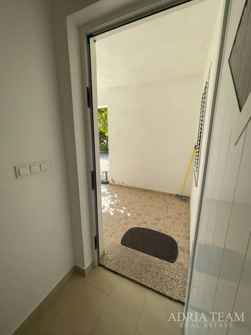 kuća s prostranom okućnicom, prvi red do mora - jakišnica - slika 25