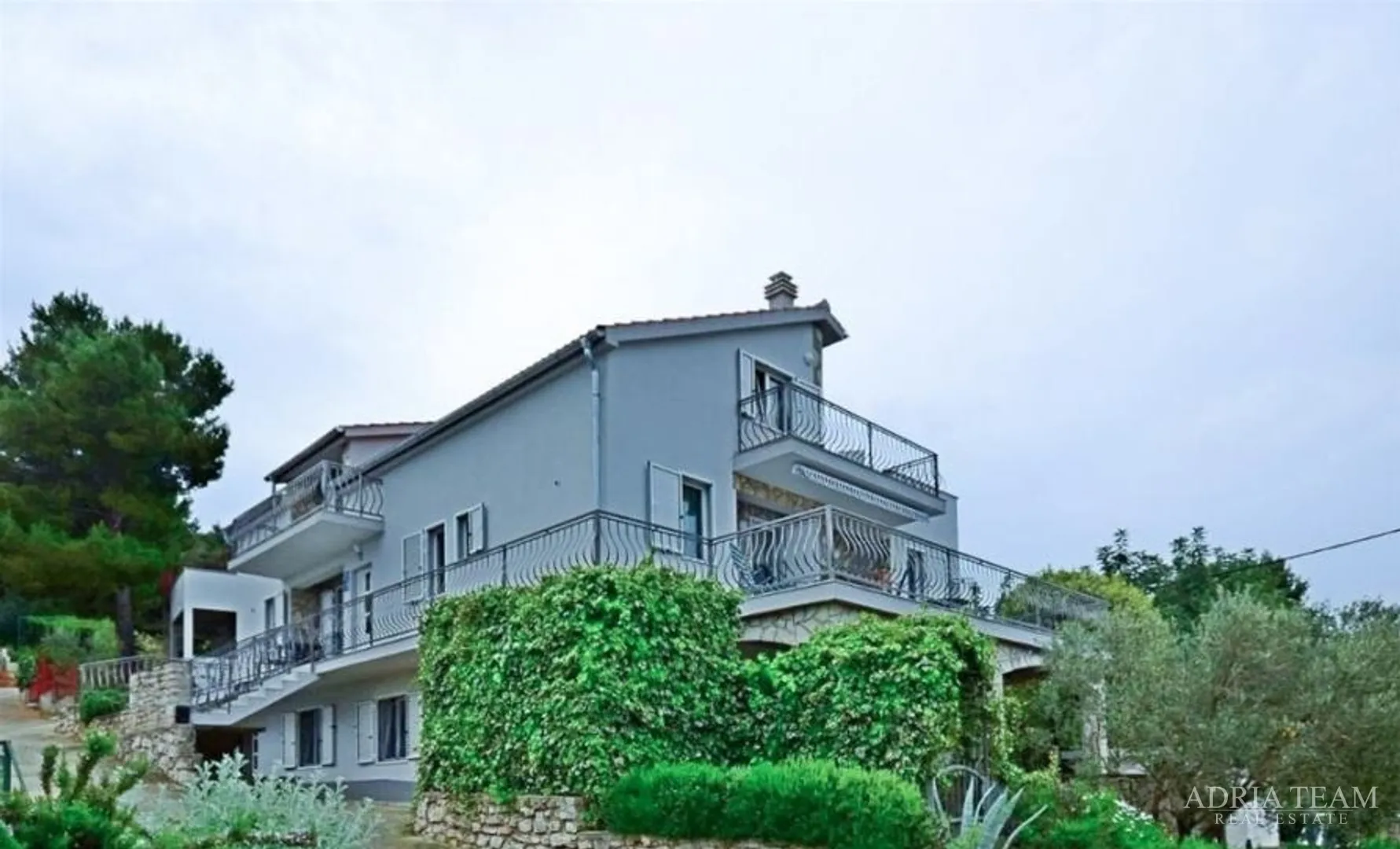 SAMOSTOJEĆA KUĆA SA 7 APARTMANA, 100 m OD MORA I PLAŽE, ŠTOMORSKA - ŠOLTA - Stomorska, Šolta
