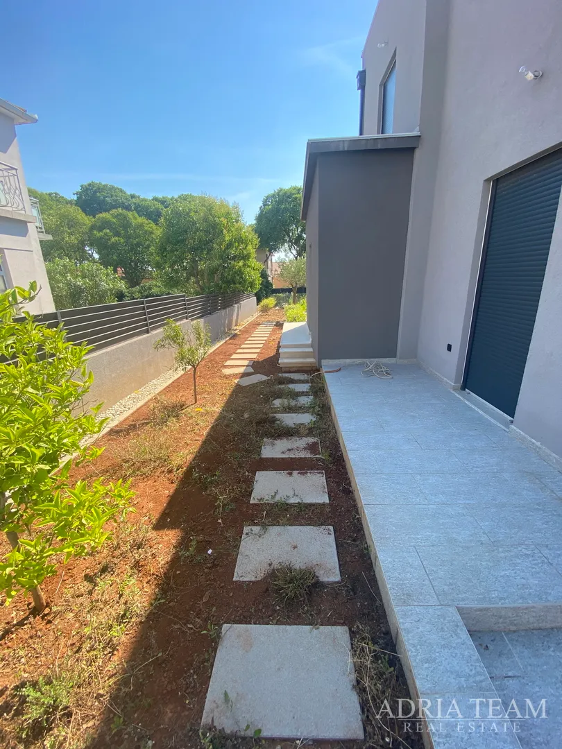 obiteljska kuća s velikim i uređenim dvorištem i bazenom, 400 m od mora, zadar - borik - slika 37