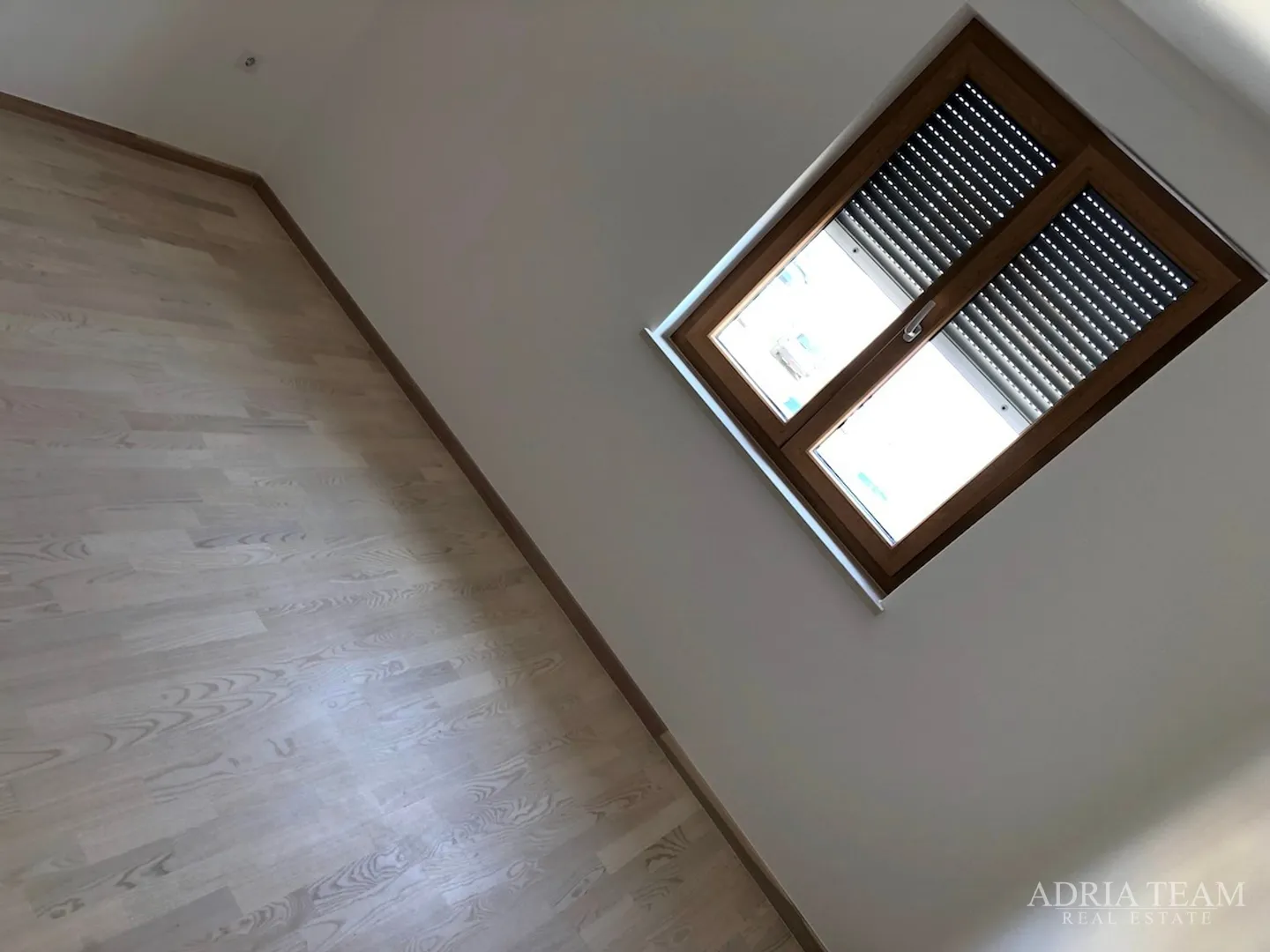 luksuzni apartman - 1. red do mora - slika 11