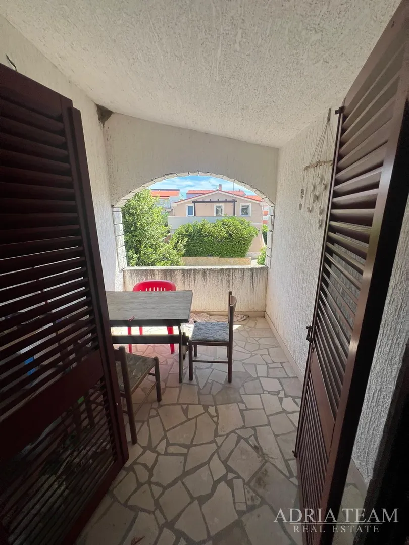 polovica kuće s tri apartmana, izvrsna pozicija! 140 m od plaže, povljana - pag - slika 38