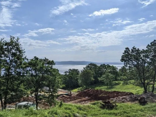 Labin, zemljište s građevinskom dozvolom od 1236 m2, pogled na more