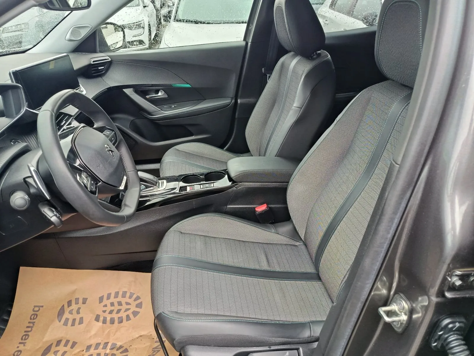 peugeot 2008 1,2 puretech automatik,jamstvo.leasing - slika 11