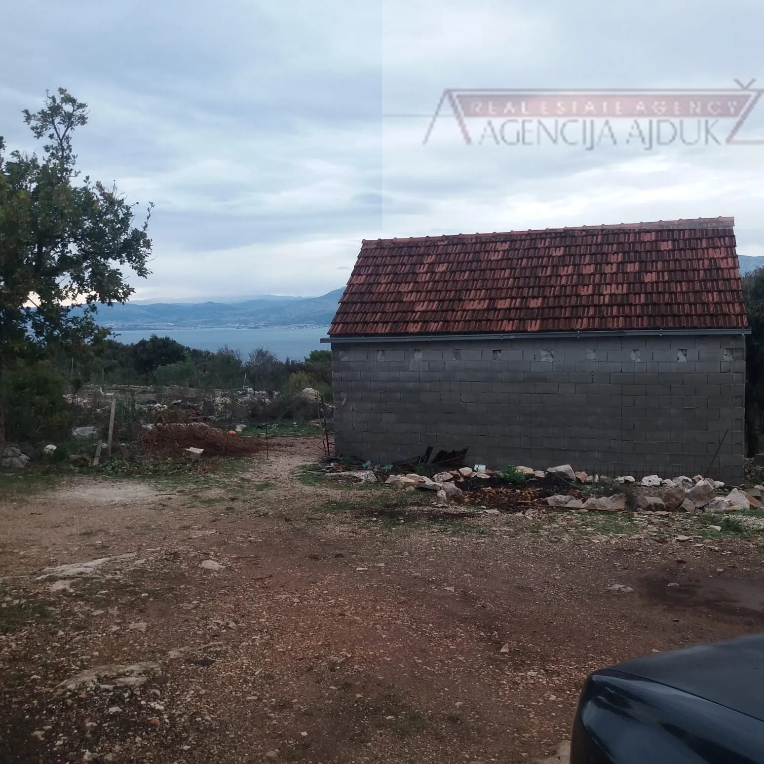 brač donji humac 10630 m2 sa objektom - slika 3