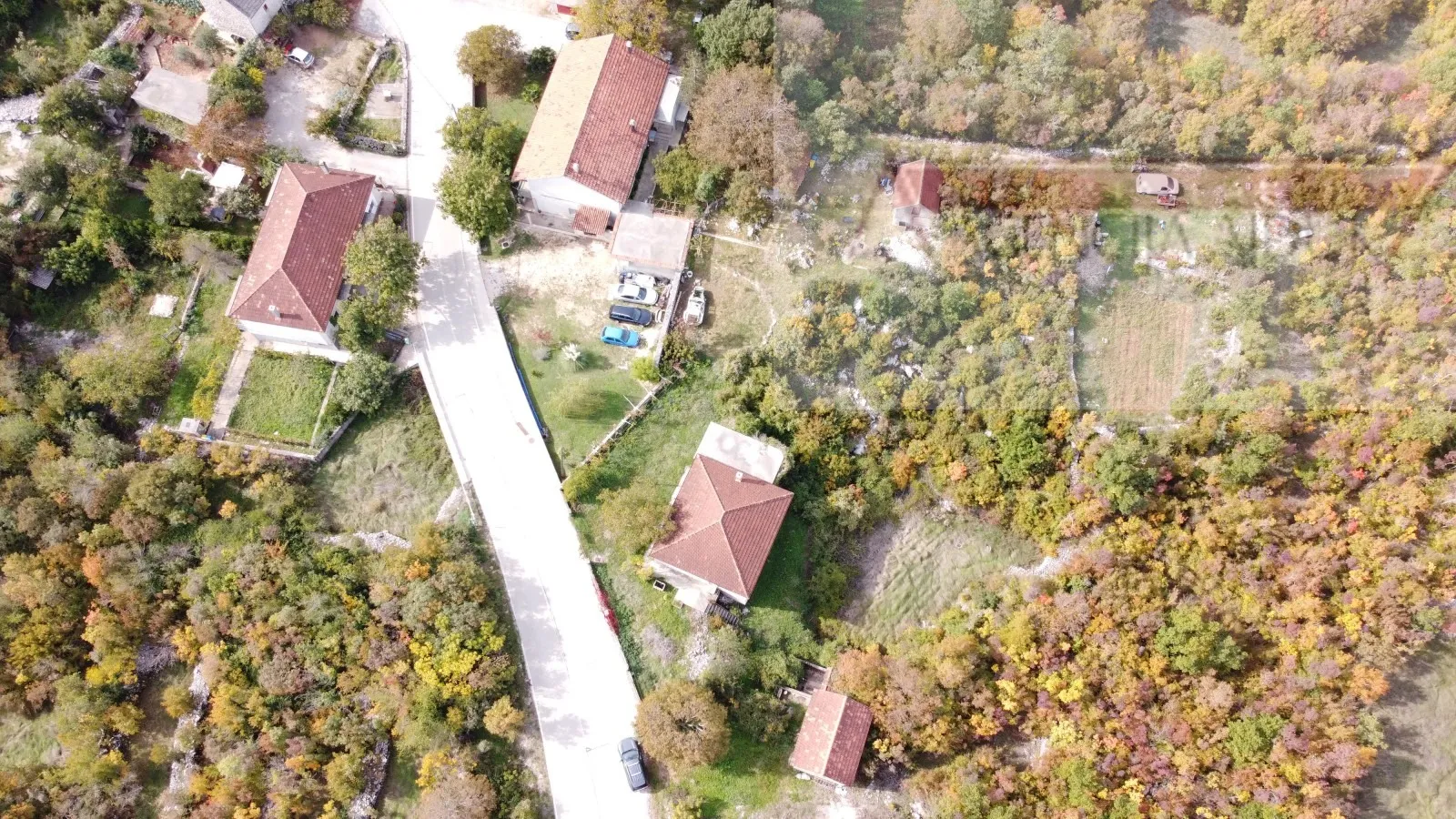imotski runović samostojeća kuća 250 m2 + okućnica 1600 m2 - slika 11
