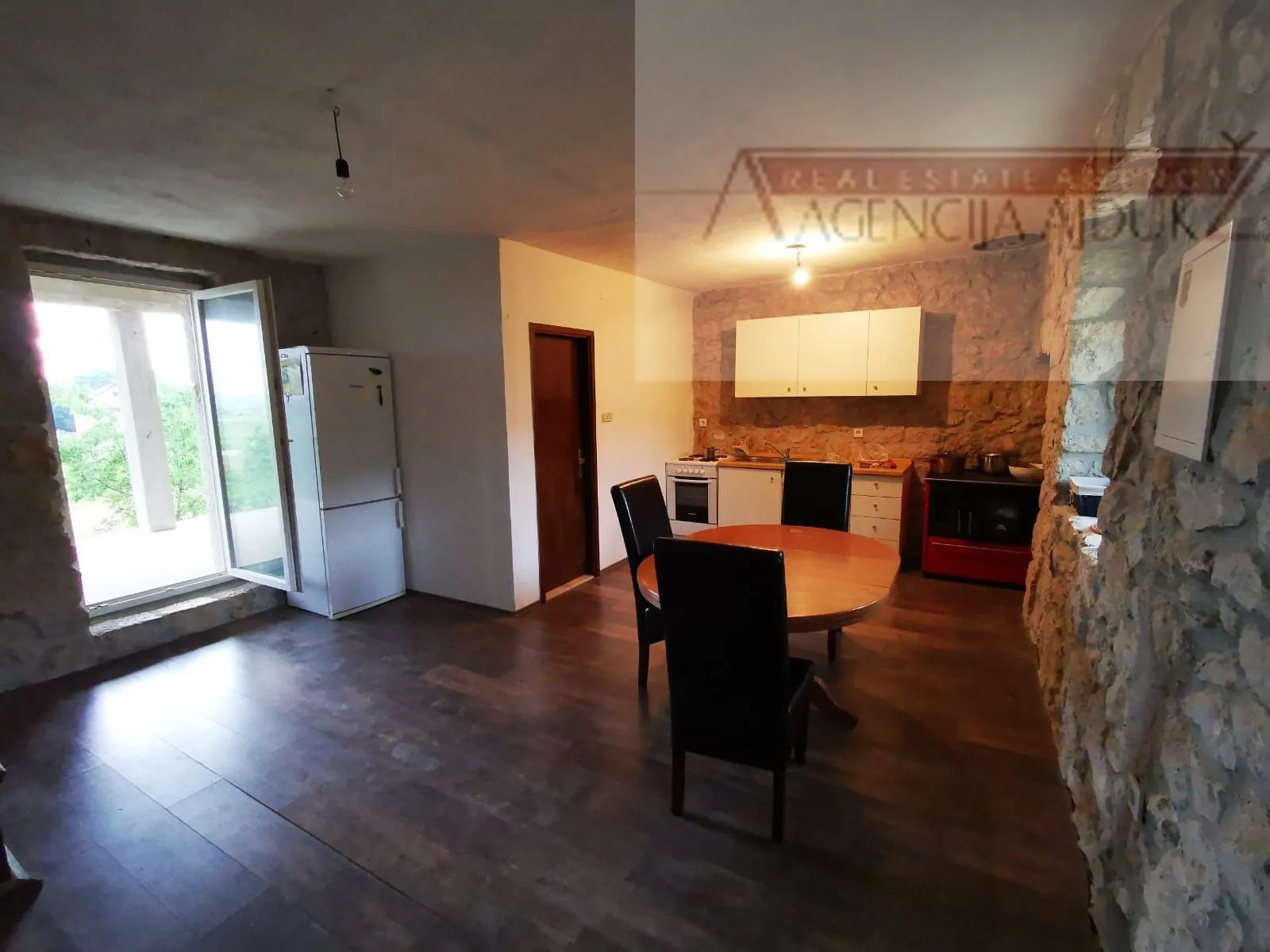 imotski runović kamena kuća 250 m2 sa uređenom okućnicom - slika 8