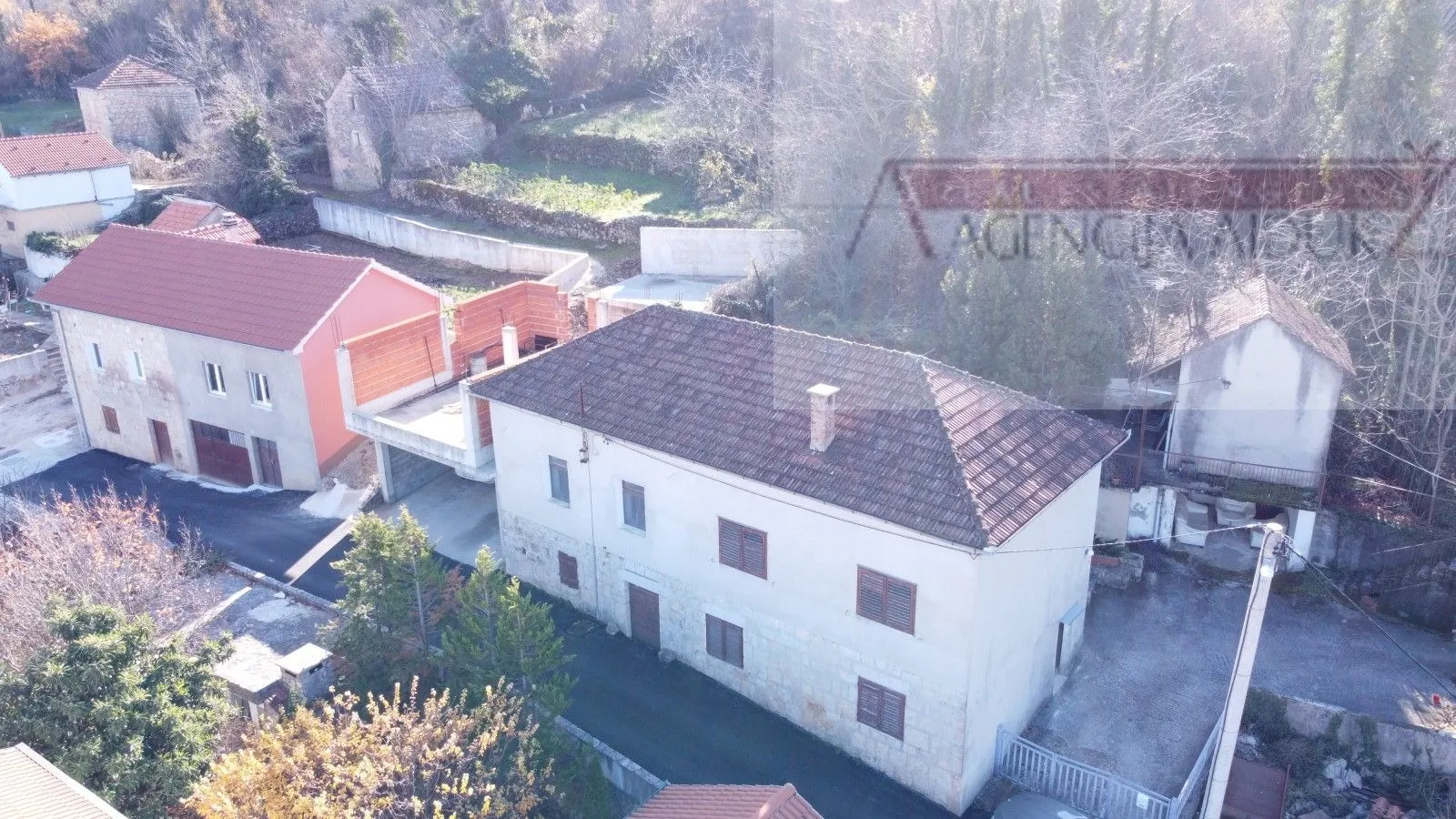 imotski runović obiteljska kuće 230 m2 + okućnica - slika 2