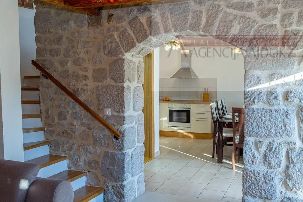 imotski - vila sa bazenom 190 m2 - top ponuda - slika 12