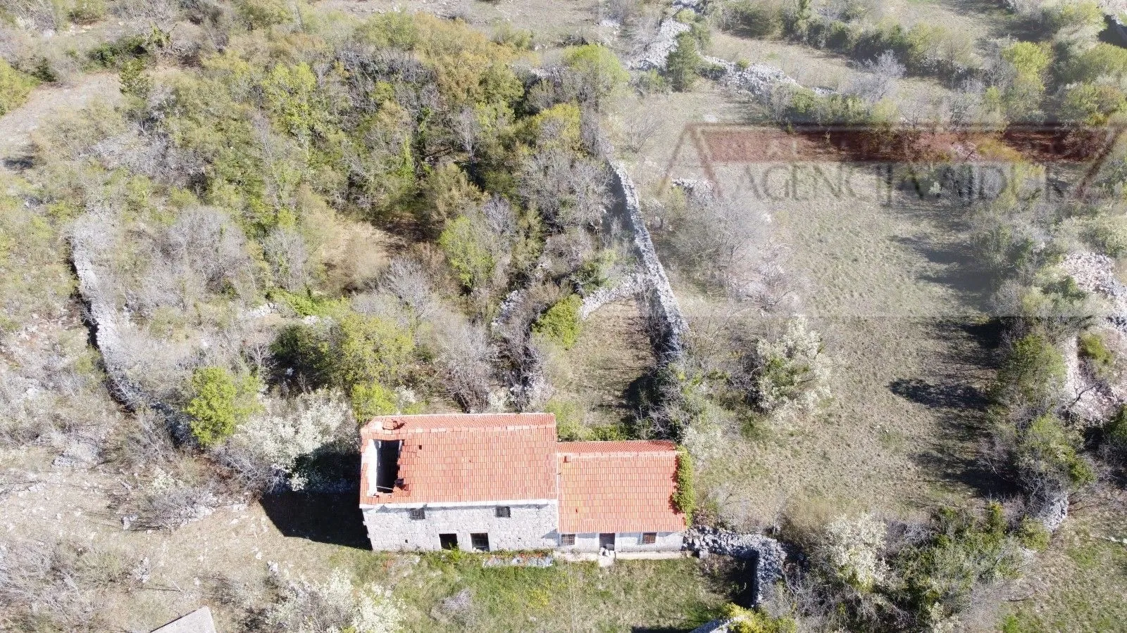 imotski lovreć četiri kamene kuće i velika okućnica 13000 m2 - slika 15
