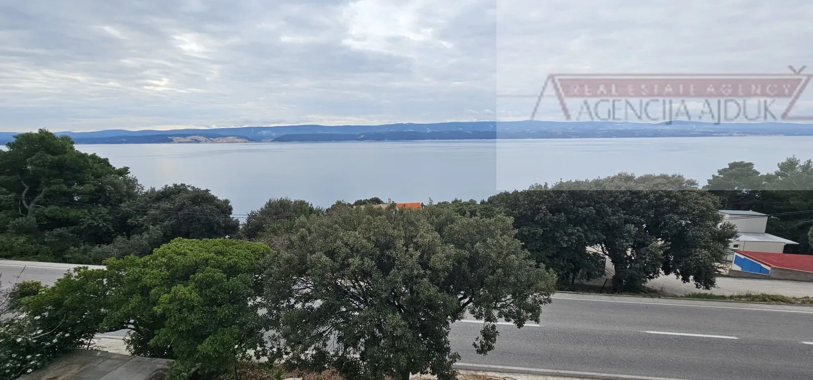 omiš stanići kuća 200 m2 - 120m od mora - otvoren pogled - slika 13
