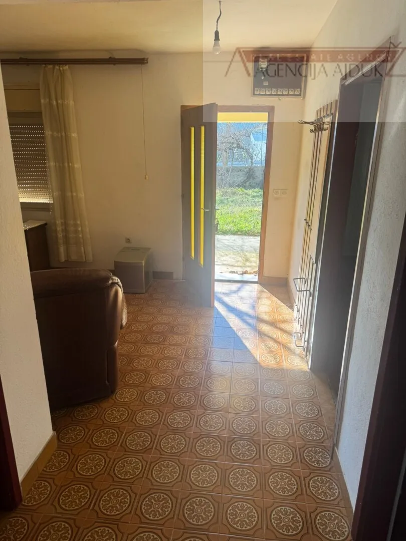 imotski runović samostojeća kuća 250 m2 + okućnica 1600 m2 - slika 15