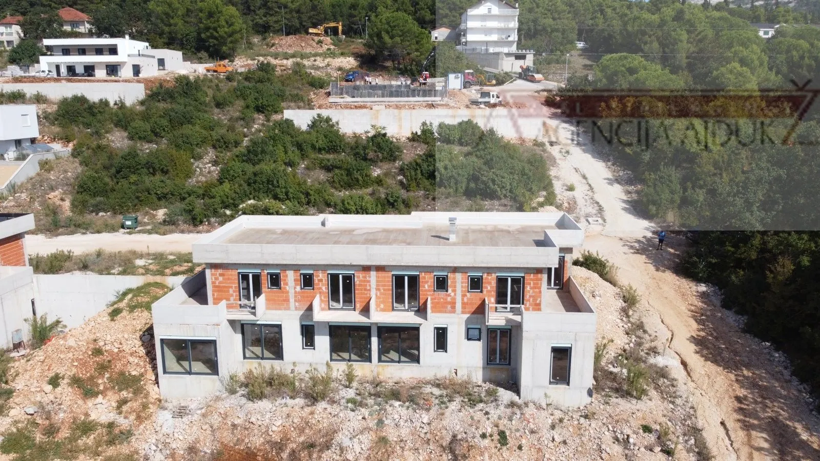 imotski vila (roh-bau) 390 m2 vrhunska lokacija - ekskluziva - slika 8