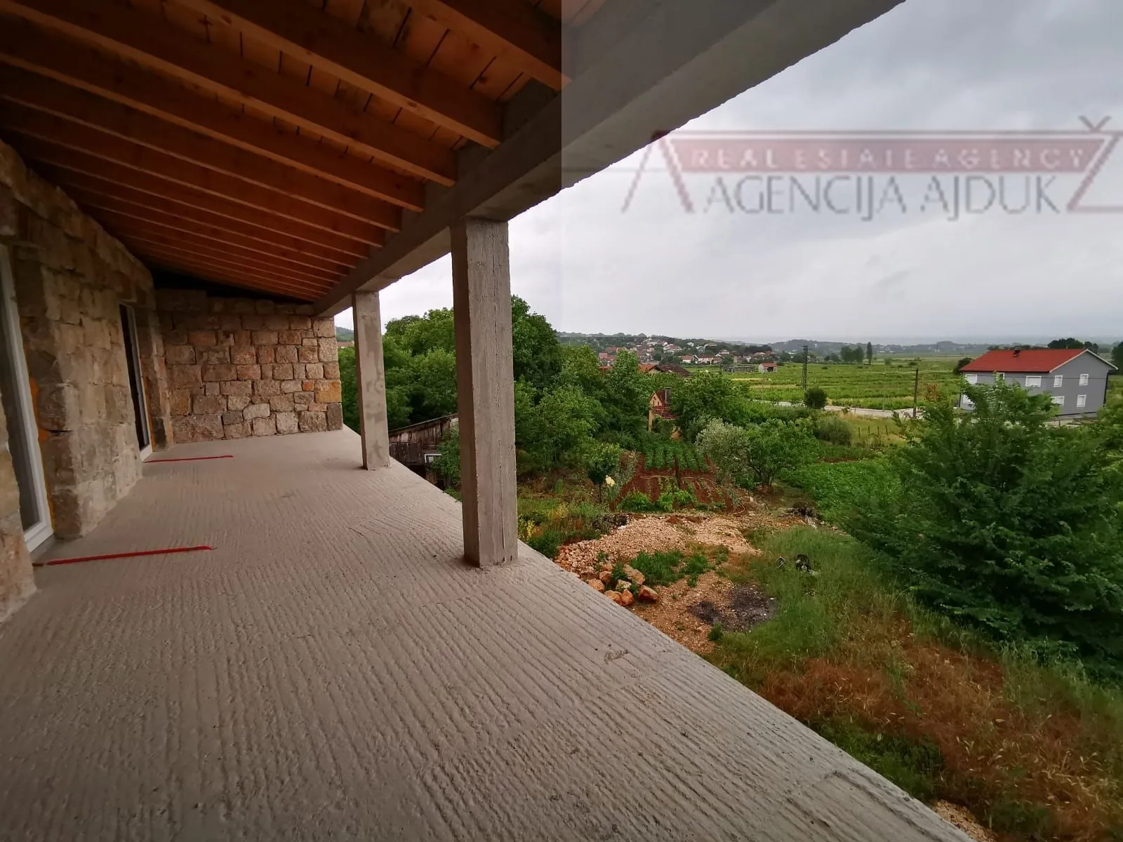 imotski runović kamena kuća 250 m2 sa uređenom okućnicom - slika 6
