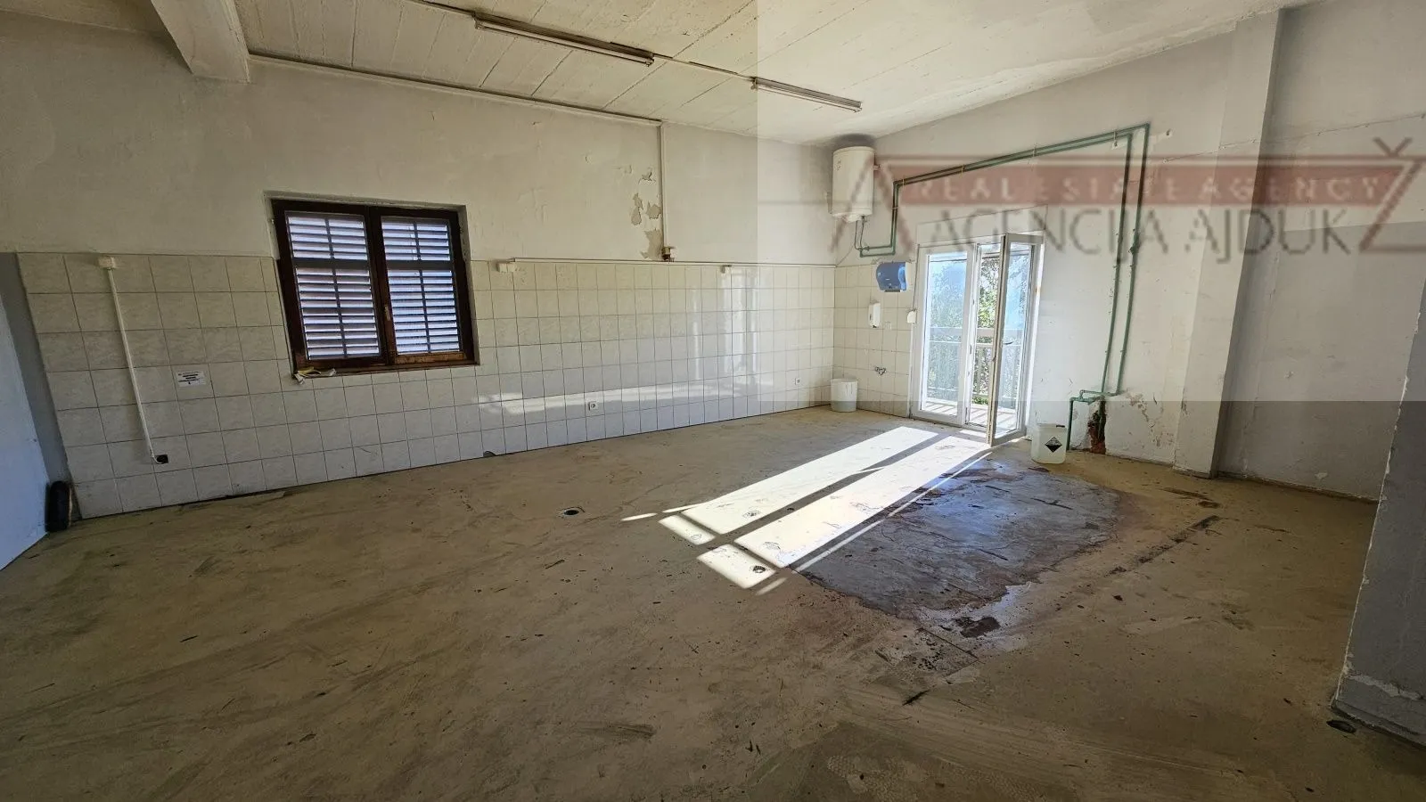 imotski poslovni prostor 200 m2 + dvorište - najam - slika 9