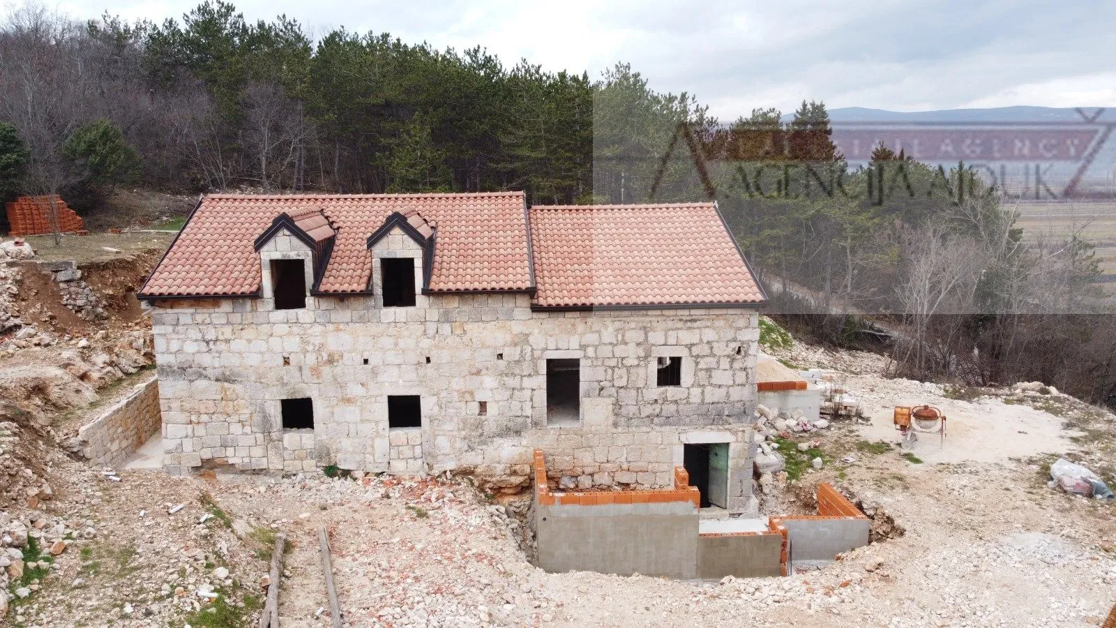 Imotski kuća za odmor u izgradnji 300 m2 - parcela 4300 m2 - intima - Imotski, Imotski