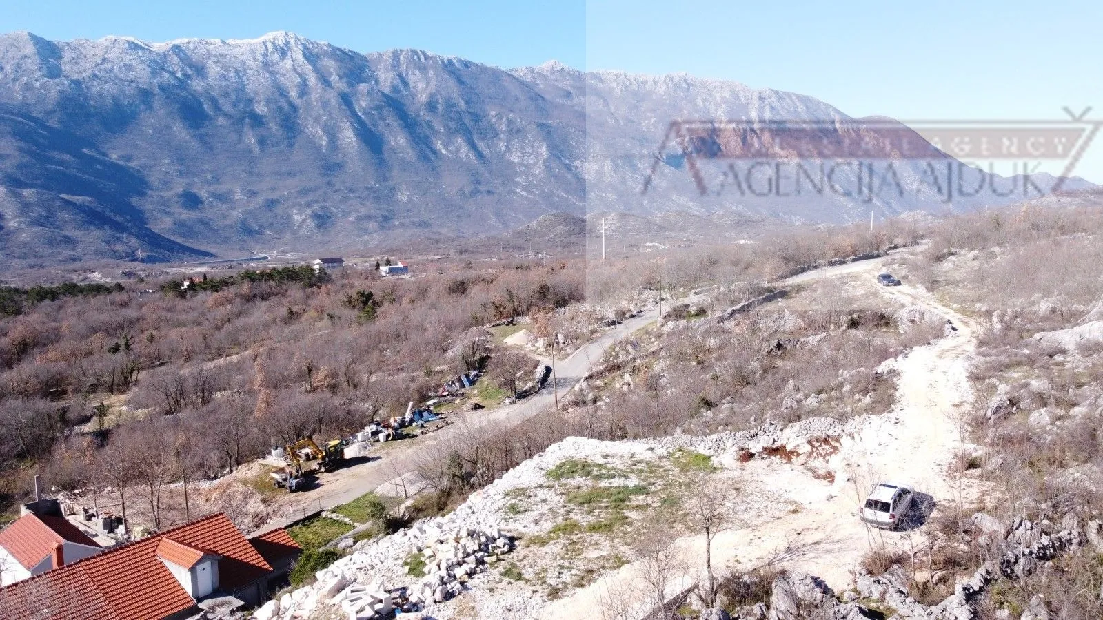 Zagvozd 700 m2 građevinsko zemljište + gotovi iskopi - novo - Zagvozd, Zagvozd