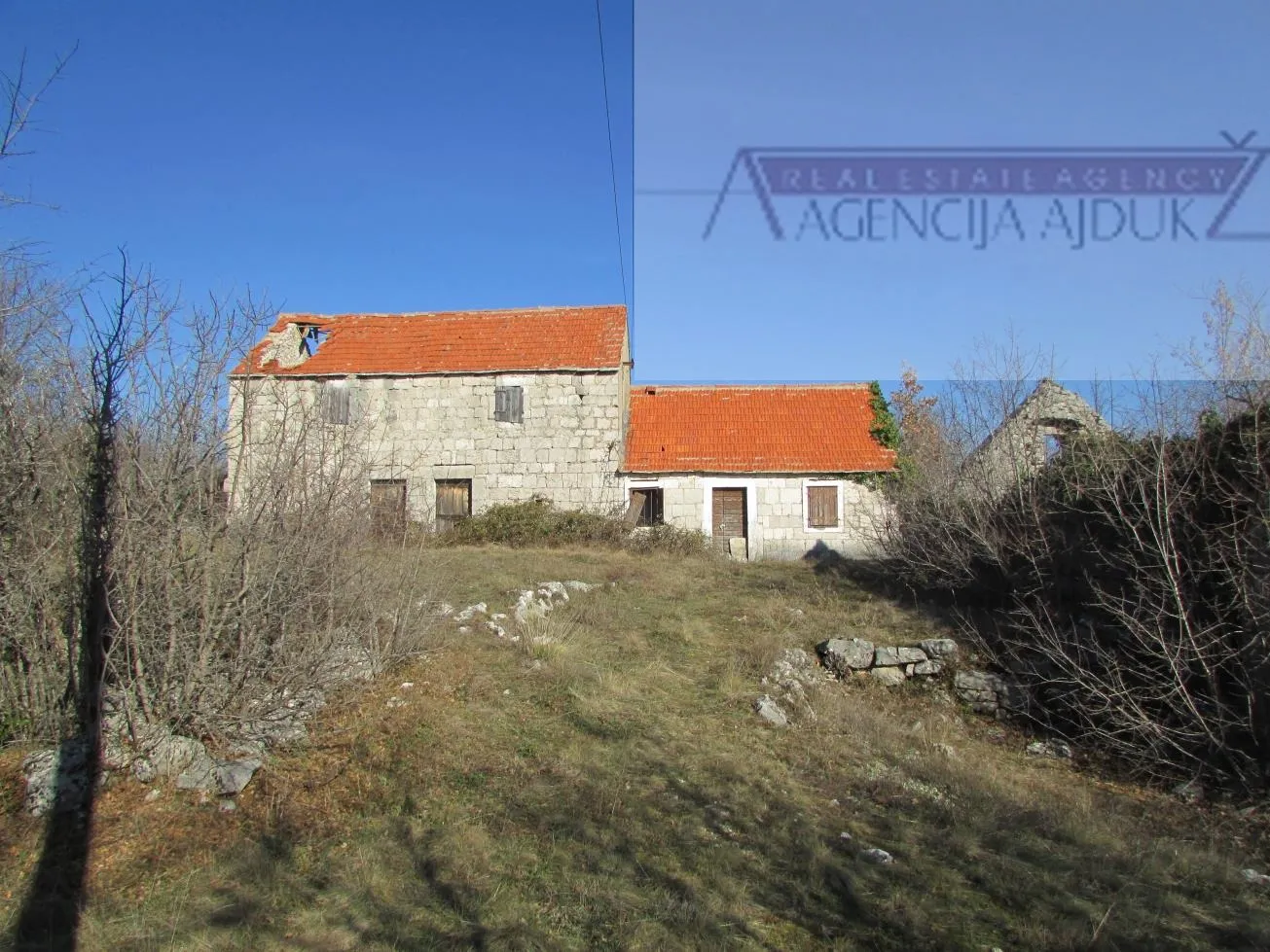 imotski lovreć četiri kamene kuće i velika okućnica 13000 m2 - slika 2