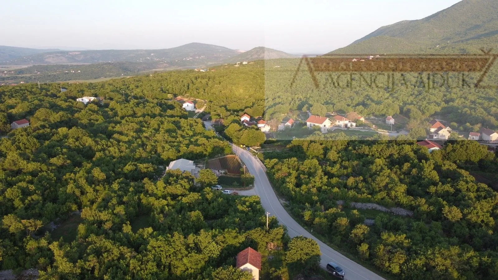 imotski runović samostojeća kuća 250 m2 + okućnica 1600 m2 - slika 6
