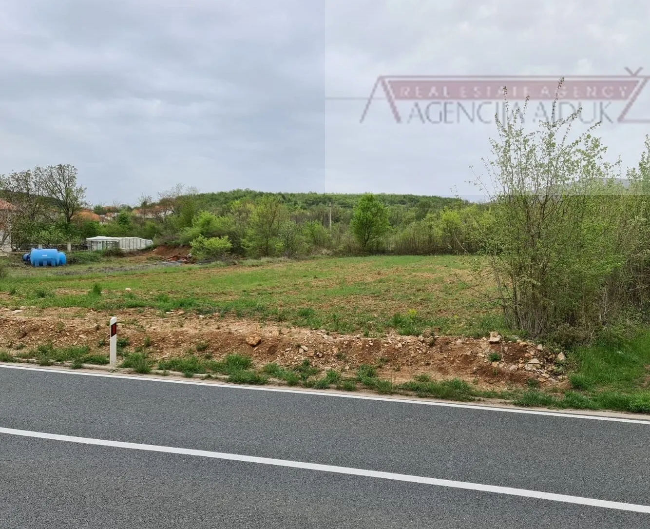 sinj hrvace građevinsko zemljište 1400 m2 - povoljno - slika 2