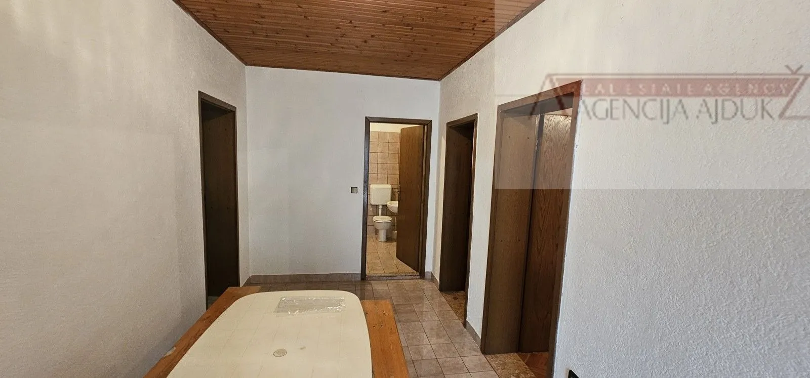 imotski kuća u centru grada 380 m2 - slika 8