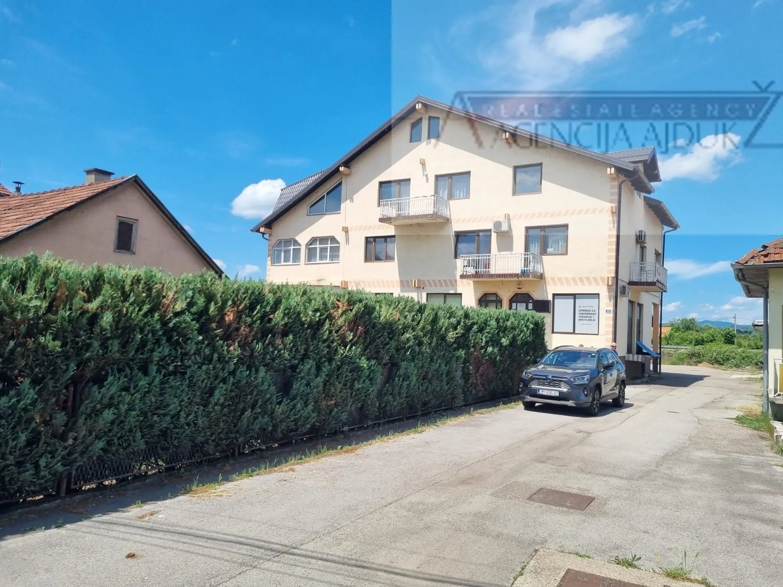 Banja Luka Trn poslovno stambeni kompleks 1300 m2 - prilika - Trn, Laktaši