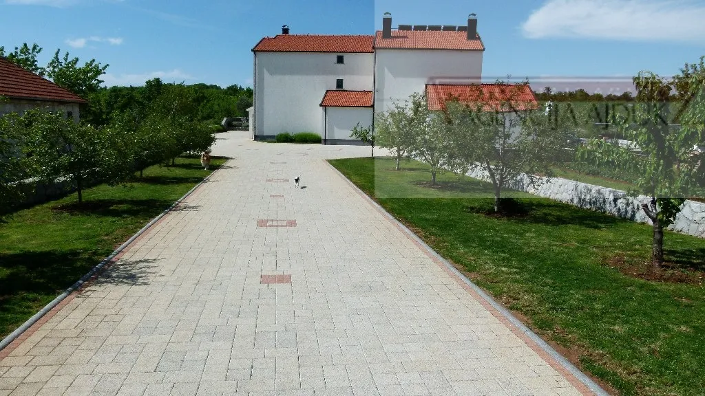 imotski - cista provo vila sa bazenom 742 m2 - sniženo - slika 5