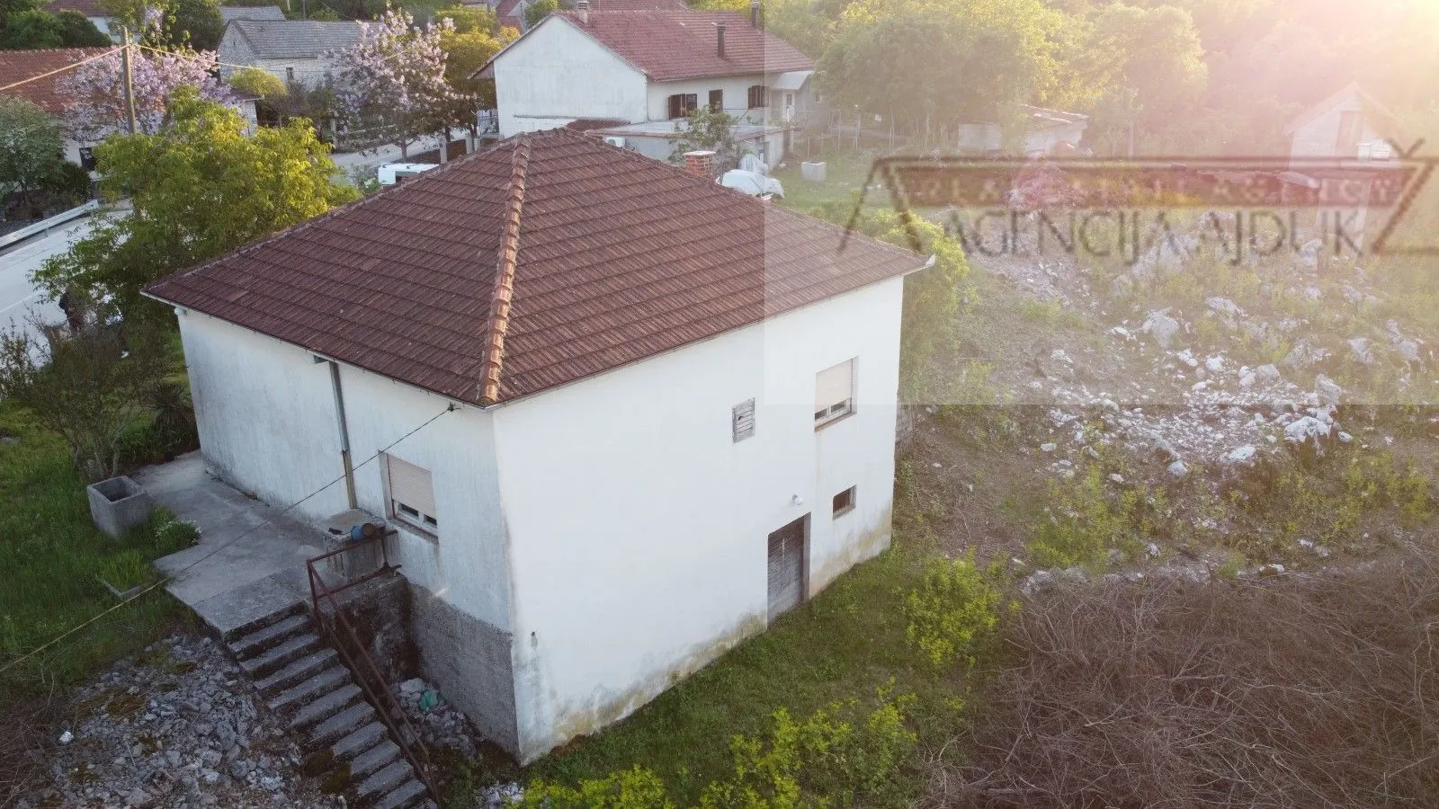 imotski runović samostojeća kuća 250 m2 + okućnica 1600 m2 - slika 5