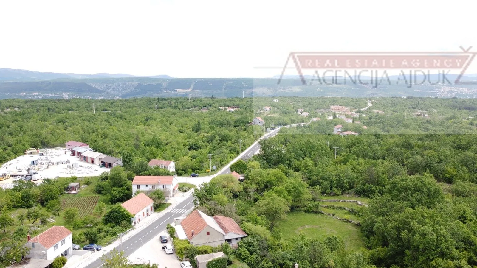 Imotski Poljica građevinsko zemljište 2502 m2 + objekti - novo - Imotski, Imotski