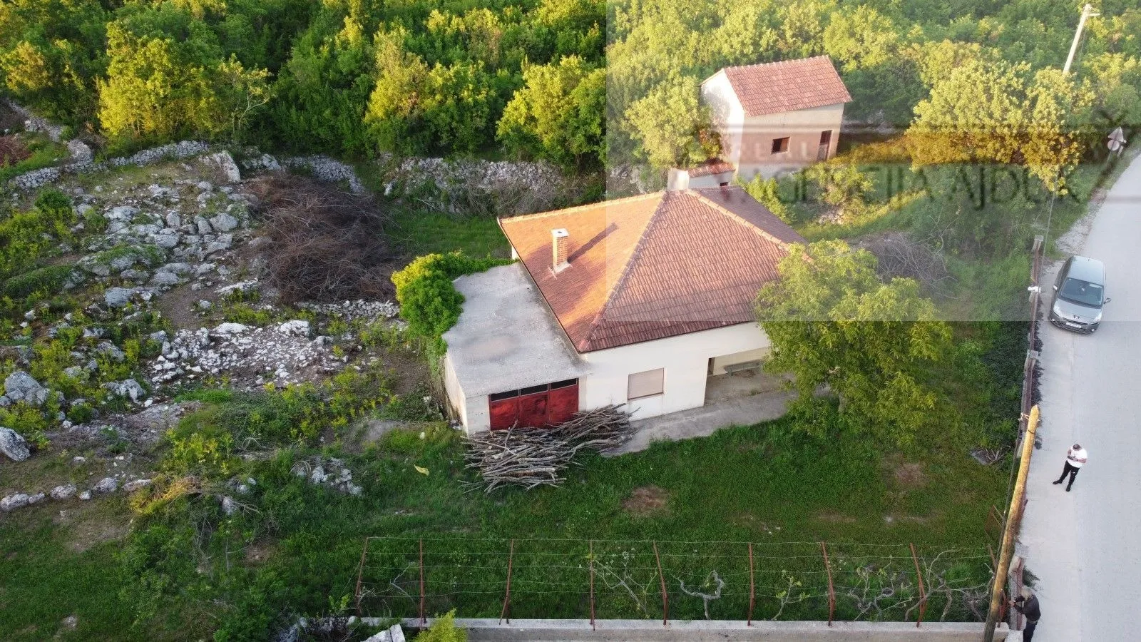 imotski runović samostojeća kuća 250 m2 + okućnica 1600 m2 - slika 8