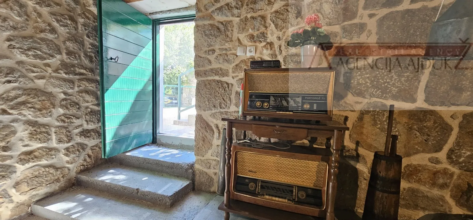 imotski obiteljska kamena kuća 250 m2 + okućnica 1209 m2 drum - slika 10