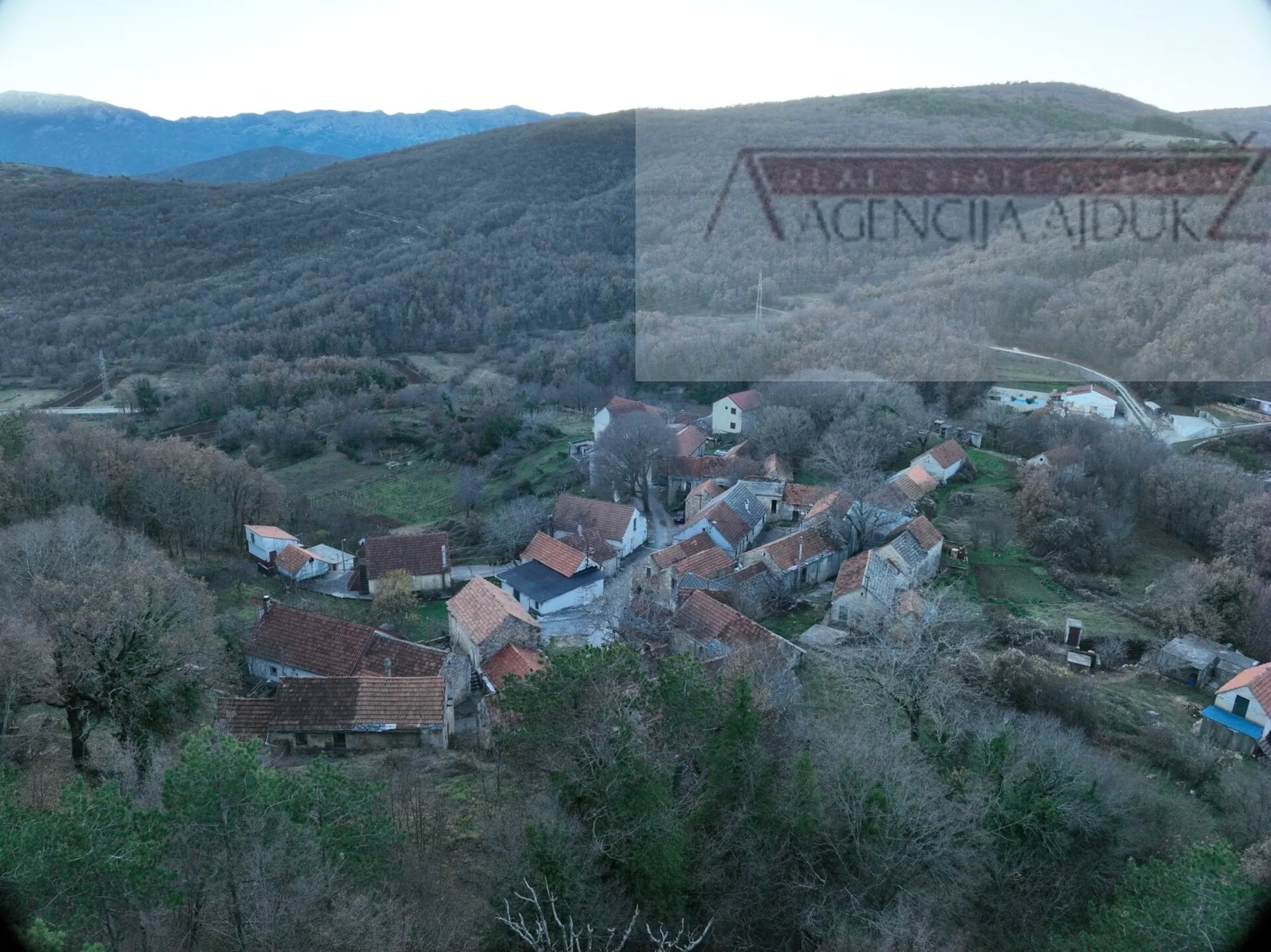 imotski berinovac dvije kuće 134 m2 + dvorište - slika 13
