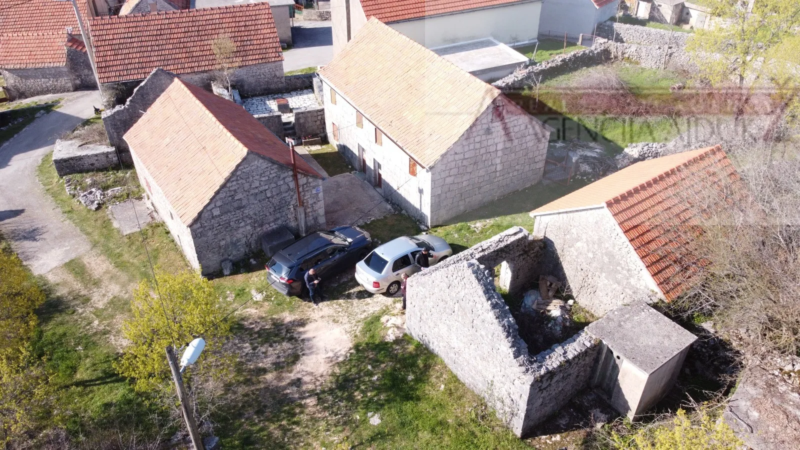 imotski - mrnjavci kamena kuća 68 m2 + okućnica - slika 2