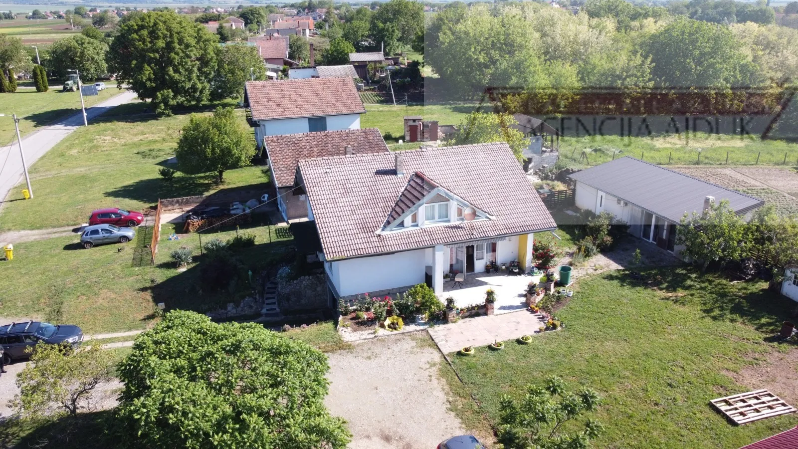 kneževi vinogradi kuća 230 m2 + pomoćni objekt 60 m2 - slika 2