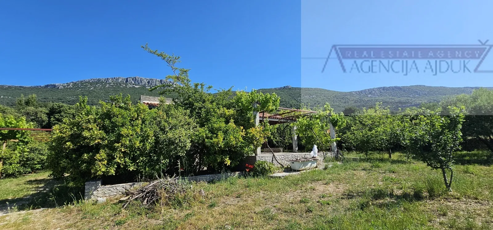 kaštel lukšić kuća 219 m2 + parcela 2993 m2 intimna lokacija - top - slika 2
