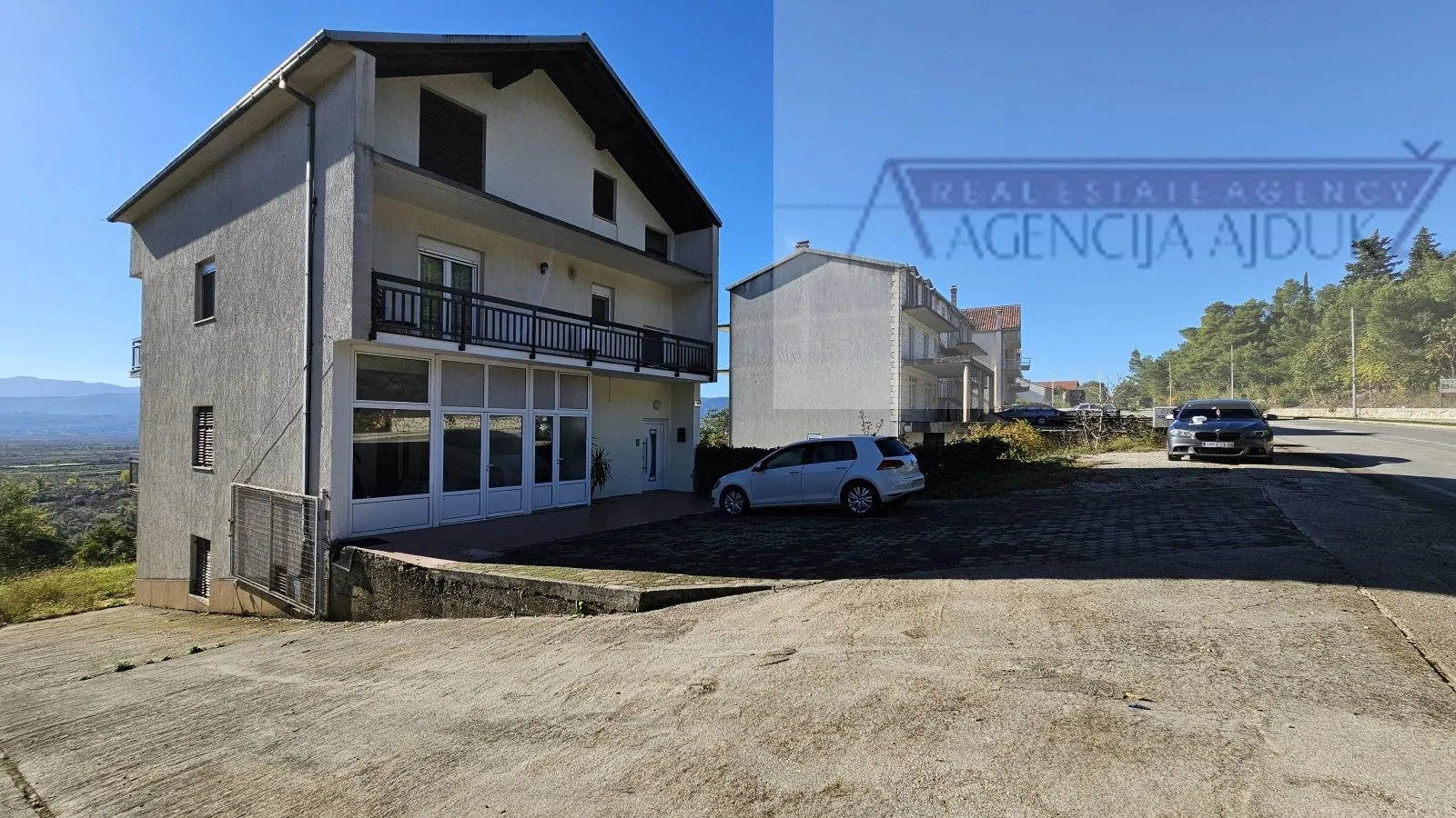 imotski poslovni prostor 200 m2 + dvorište - najam - slika 1